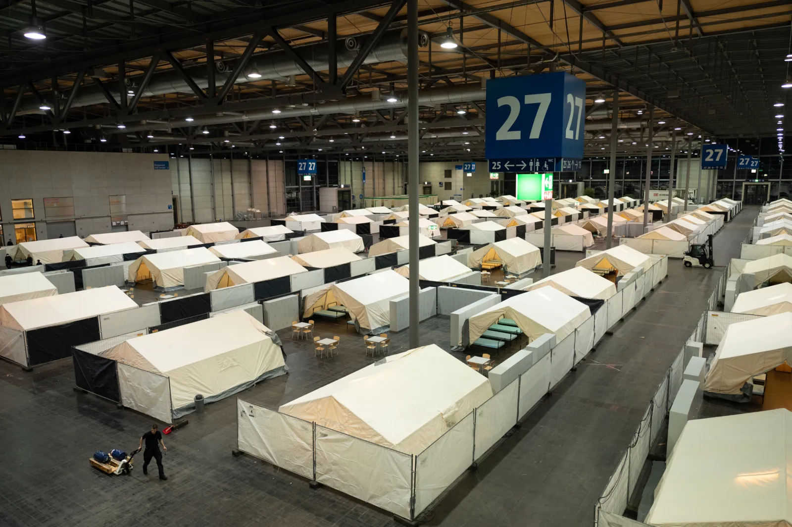 Messehalle 27: Eine aufgebaute Zeltstadt für die Ukraine-Hilfe.